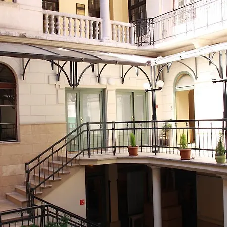 بيت ضيافة The Training Station بودابست